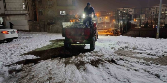 Siirt’te kar küreme ve tuzlama çalışmaları devam ediyor