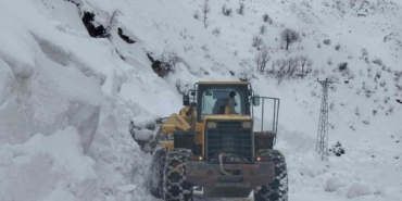 Siirt’te mahsur kalan minibüs kurtarıldı