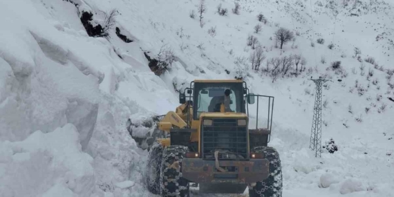 Siirt’te mahsur kalan minibüs kurtarıldı