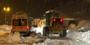 Siirt’te yoğun kar yağışına rağmen ekipler çalışmaya devam ediyor
