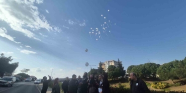Sıla’nın hayatını kaybettiği yolda çelenkler dizildi, beyaz balonlar gökyüzüne bırakıldı