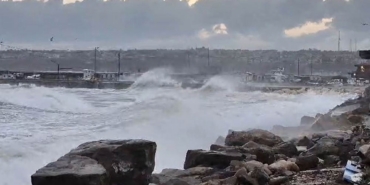 Silivri Sahilinde lodos alarmı: Dev dalgalar kıyıyı dövdü