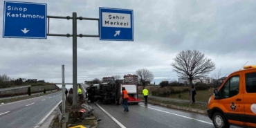Sinop’ta kamyonet devrildi