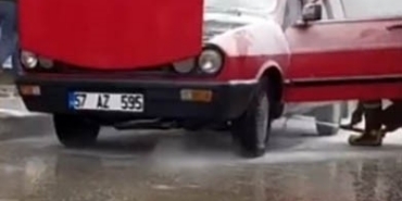 Sinop’ta yanan otomobile esnafın müdahalesi faciayı önledi
