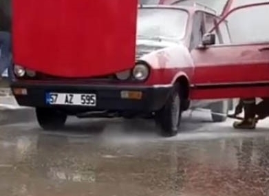 Sinop’ta yanan otomobile esnafın müdahalesi faciayı önledi