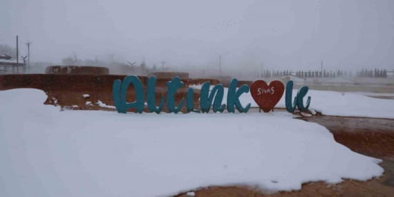 Sivas’ın Altınkale Travertenleri, yağan kar ile eşsiz görüntüler oluşturdu