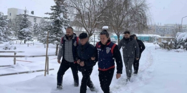 Sivas’ta adliyeye sevk edilen cinayet şüphelisi tutuklandı