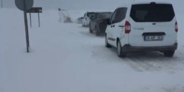 Sivas’ta etkili olan kar ve tipi, sürücülere zor anlar yaşattı