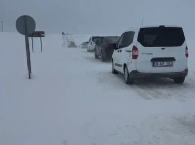 Sivas’ta etkili olan kar ve tipi, sürücülere zor anlar yaşattı