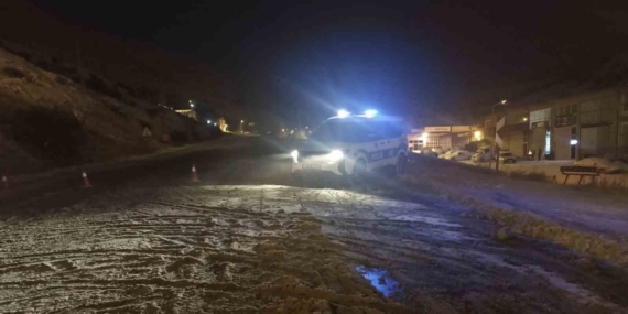Sivas’ta yoğun kar ve tipi nedeniyle Kayseri-Malatya kara yolu trafiğe kapatıldı