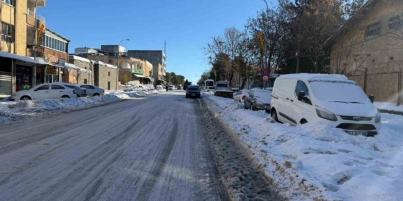 Siverek’te buz ve kar hayatı durdurdu