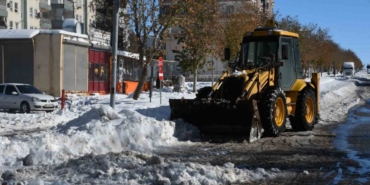 Siverek’te kar kütleleri kamyonlarla şehir dışına taşınıyor