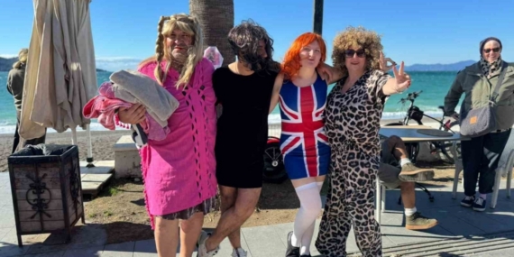 Soğuk havaya aldırmadılar, çocuklar ve hayvanlar için denize girdiler