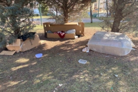 Soğuk kış şartlarında hayvanlar için korunaklı kulübeler yaptılar