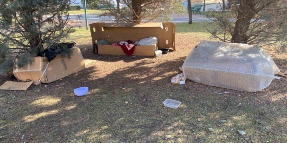 Soğuk kış şartlarında hayvanlar için korunaklı kulübeler yaptılar