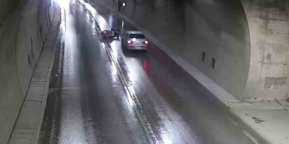 Sollamaya çalıştığı otomobilin önüne düştü, ezilmekten son anda kurtuldu