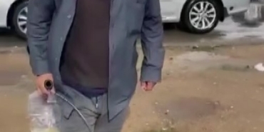 Sonda tüpüne meyve suyu koyup dilencilik yapan şahıs yakalandı