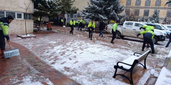 Sorgun Belediyesi ekipleri karla mücadele için sahada