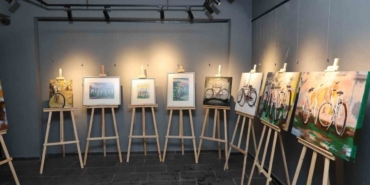 Su galerisinde sanat ve bisiklet buluşması