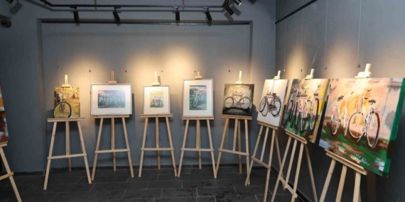Su galerisinde sanat ve bisiklet buluşması