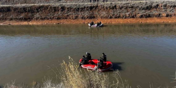 Sulama kanalında kaybolan sürücü aranıyor