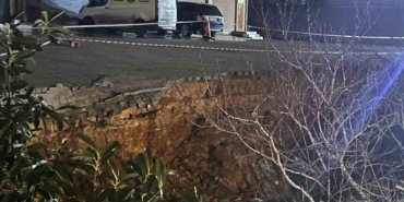 Sultanbeyli’de istinat duvarı aracın üzerine çöktü