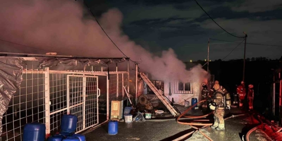 Sultangazi’de iki iş yeri alev alev yandı