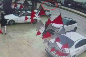 Sürücüsünün kontrolünü kaybettiği otomobilin aydınlatma direğine çarptığı anlar kamerada