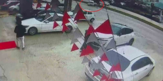 Sürücüsünün kontrolünü kaybettiği otomobilin aydınlatma direğine çarptığı anlar kamerada