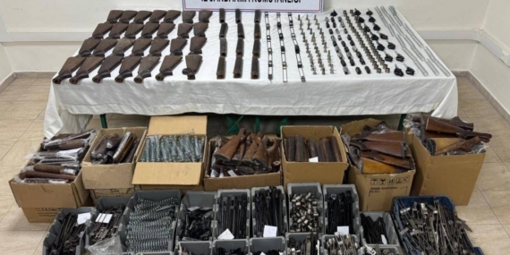 Tabanca ve tüfek parçaları ele geçirildi