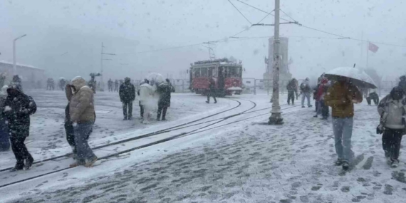Taksim karla kaplandı