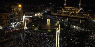 Taksim Meydanı ve İstiklal Caddesi’ndeki yılbaşı coşkusu havadan görüntülendi