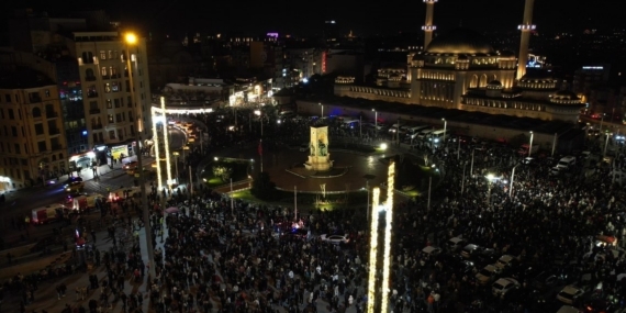 Taksim Meydanı ve İstiklal Caddesi’ndeki yılbaşı coşkusu havadan görüntülendi