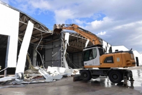 Tarım arazisine kaçak yapılan depolar yıkıldı