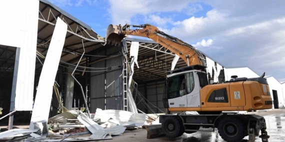 Tarım arazisine kaçak yapılan depolar yıkıldı