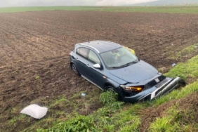 Tarlaya uçan otomobildeki 2 kişi yaralandı