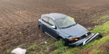 Tarlaya uçan otomobildeki 2 kişi yaralandı