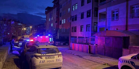 Tartıştığı erkek arkadaşını banyoda bıçaklayarak öldürdü