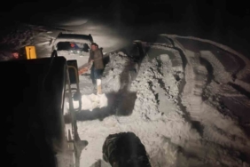 Tekman’da karda mahsur kalan araç belediye ekiplerince kurtarıldı