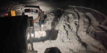 Tekman’da karda mahsur kalan araç belediye ekiplerince kurtarıldı