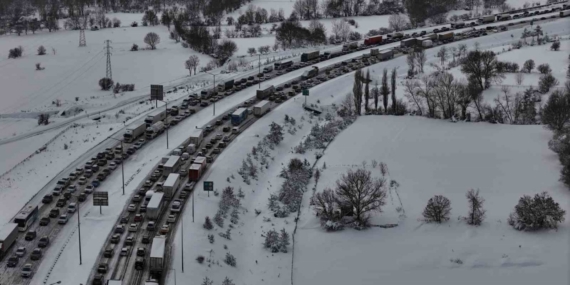 TEM Otoyolu’nun Bolu geçişinde trafik felç: Ankara ve İstanbul yönünde trafik durdu