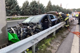 TEM’de otomobilin çarptığı bariyer yerinden söküldü: 1 yaralı