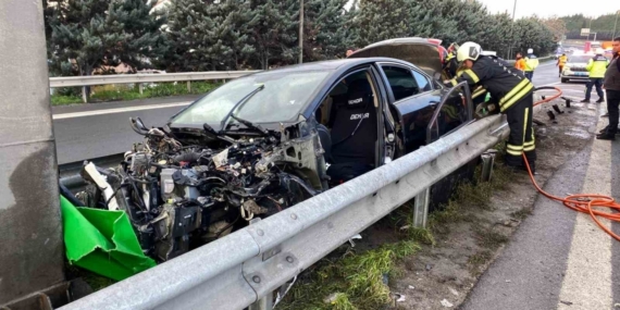 TEM’de otomobilin çarptığı bariyer yerinden söküldü: 1 yaralı