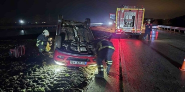 Ters dönen otomobildeki 2 kişi yaralandı