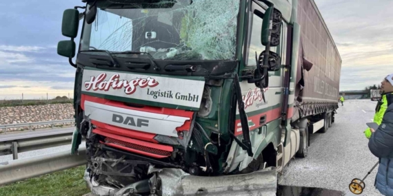 Tır bariyerleri kağıt gibi ezdi