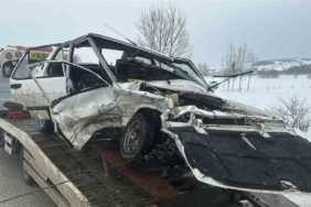 Tofaş otomobil karşı istikametteki otomobil ile çarpıştı: 1 ölü, 2 yaralı