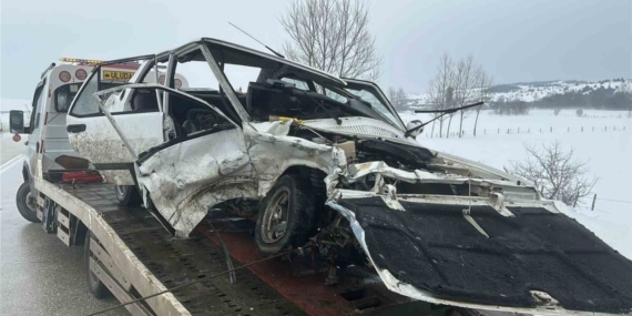 Tofaş otomobil karşı istikametteki otomobil ile çarpıştı: 1 ölü, 2 yaralı