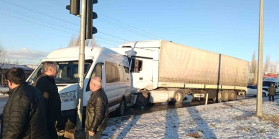 Tokat’ta buzlanma zincirleme kazaya oldu, 5 araç birbirine girdi