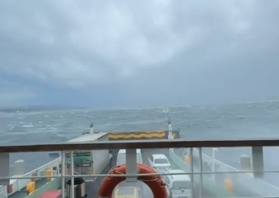 Topçular-Eskihisar seferini yapan arabalı feribot fırtınada sürüklendi