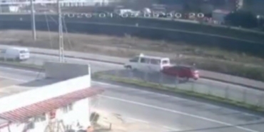 Trabzon’da yolcu indiren dolmuşa arkadan gelen otomobil çarptı: 3 yaralı